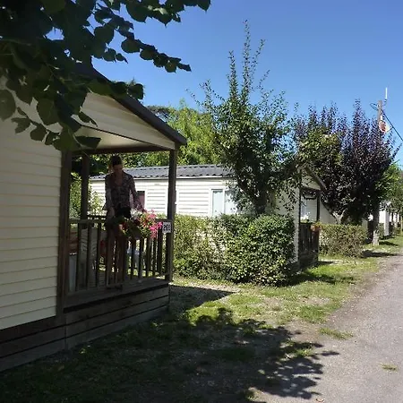 Camping Parc Du Chateau D'allot مكان تخييم بُ