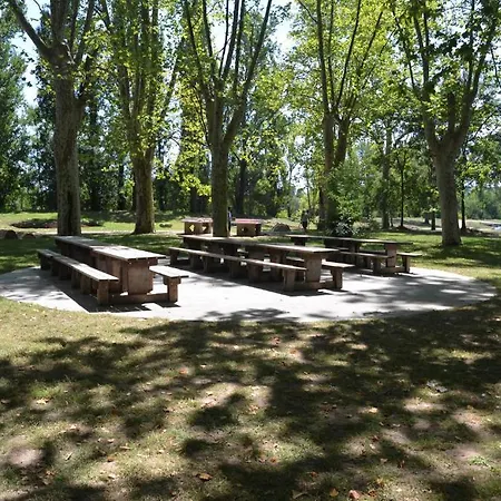 مكان تخييم Camping Parc Du Chateau D'allot بُ