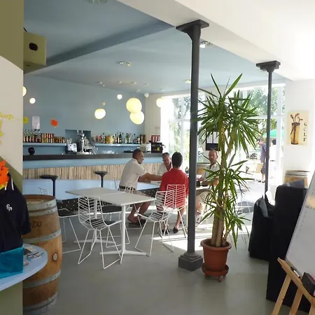 Camping Parc Du Chateau D'allot مكان تخييم